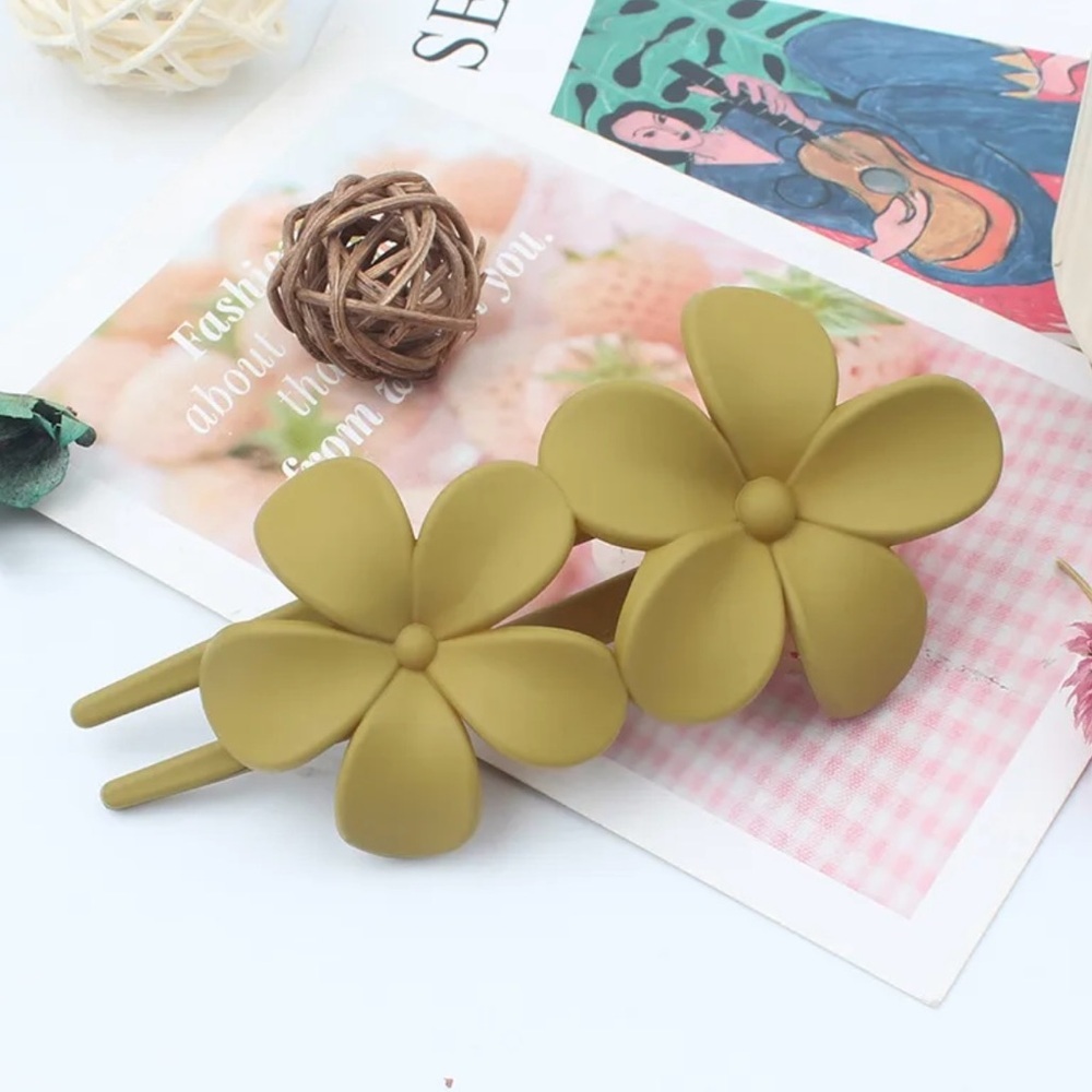 Acrylic floral hair clip - Picture 8 of 10